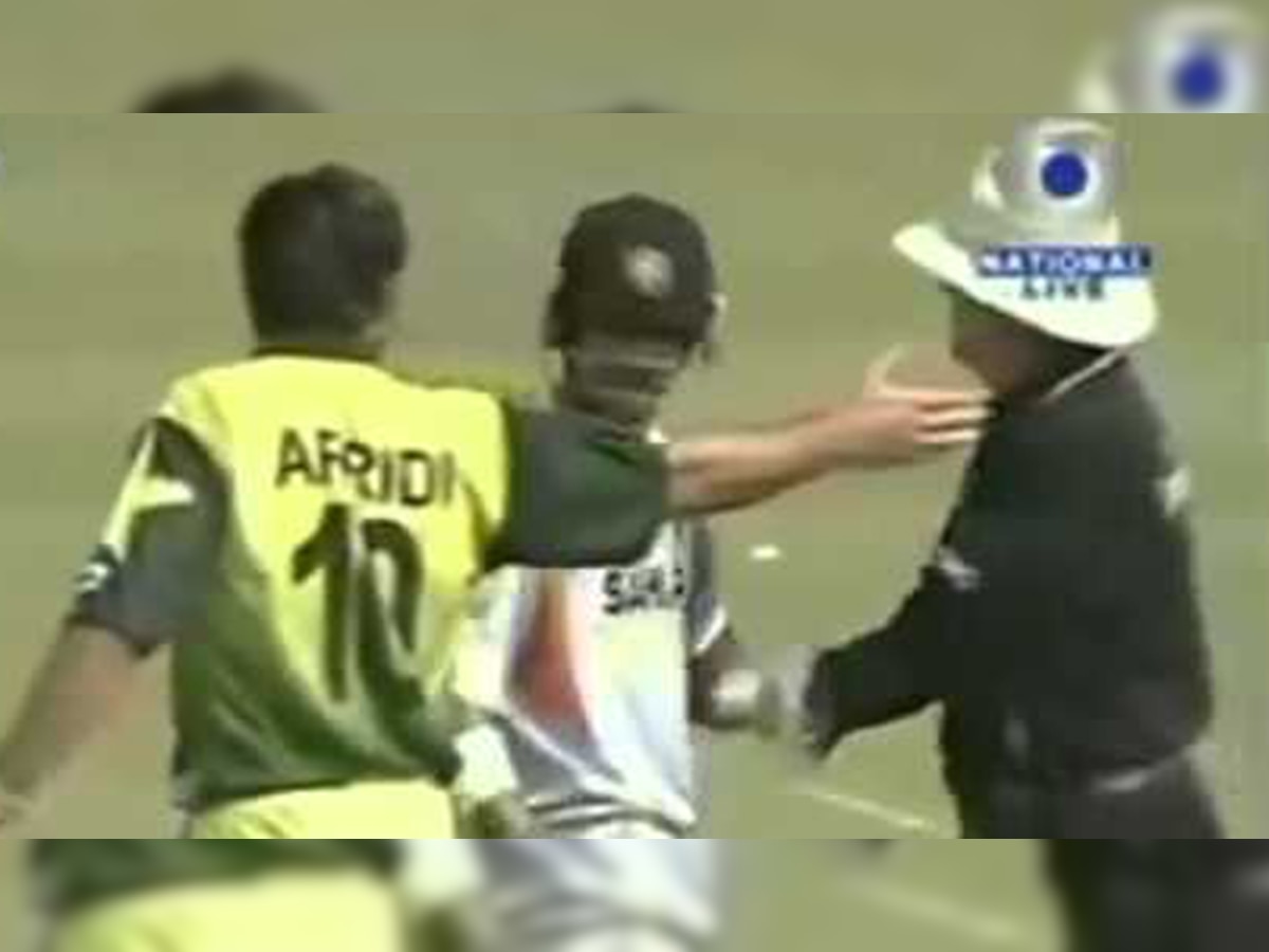 व्हिडीओ | भारत-पाकिस्तान टीमची मैदानातील भांडणं title=