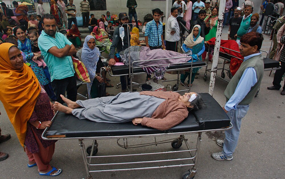 जम्मूमध्ये भूकंपात जखमी झालेल्या व्यक्तीला हॉस्पिटलमध्ये नेतांना... 

 
