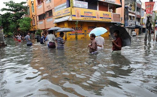 चेन्नई शहरात मंगळवारी दिवसभर झालेल्या मुसळधार पावसामुळे संपूर्ण जनजीवन विस्कळीत झाले आहे.  
