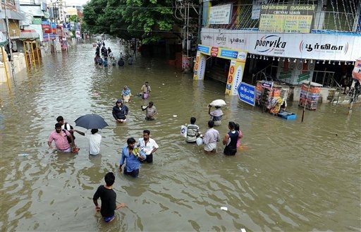 चेन्नई शहरात मंगळवारी दिवसभर झालेल्या मुसळधार पावसामुळे संपूर्ण जनजीवन विस्कळीत झाले आहे.
