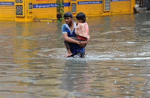 चेन्नई शहरात मंगळवारी दिवसभर झालेल्या मुसळधार पावसामुळे संपूर्ण जनजीवन विस्कळीत
