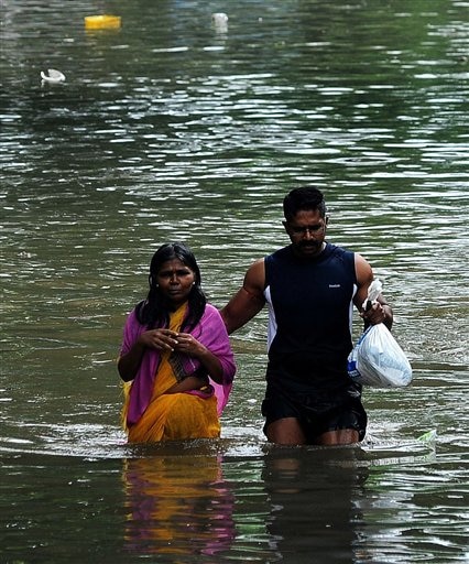 चेन्नई शहरात  मुसळधार पावसामुळे संपूर्ण जनजीवन विस्कळीत  
