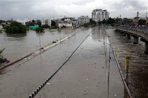 चेन्नई शहरात मुसळधार पावसामुळे  रेल्वेसह विमान सेवेवर परिणाम झालाय.  
