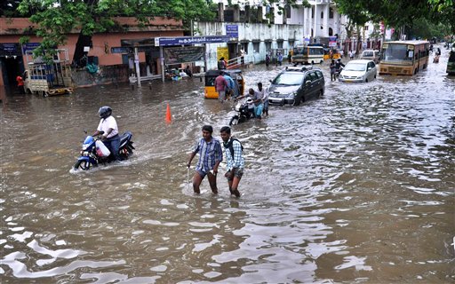 चेन्नई शहरात मंगळवारी दिवसभर झालेल्या मुसळधार पावसामुळे संपूर्ण जनजीवन विस्कळीत झाले
