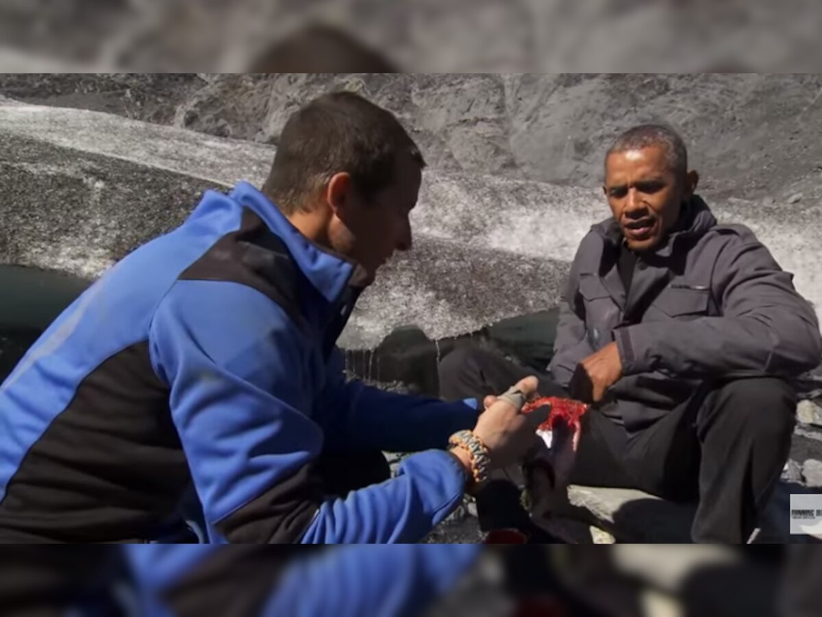 VIDEO : ओबामा 'वाईल्ड' सफरीवर... नदीकिनारी भाजून खाल्ला 'सालमन'! title=
