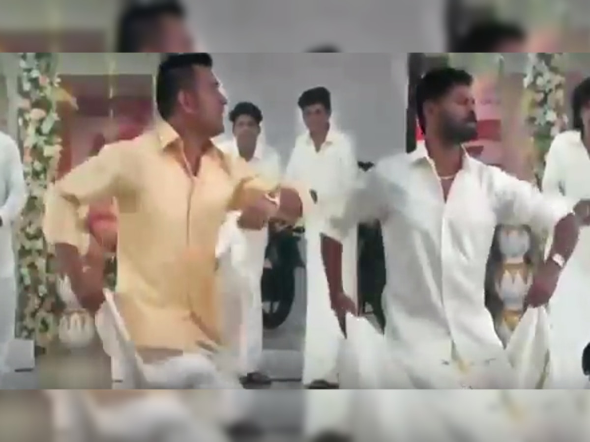 VIDEO : धोनीचा प्रभुदेवासोबत लुंगी डान्स title=