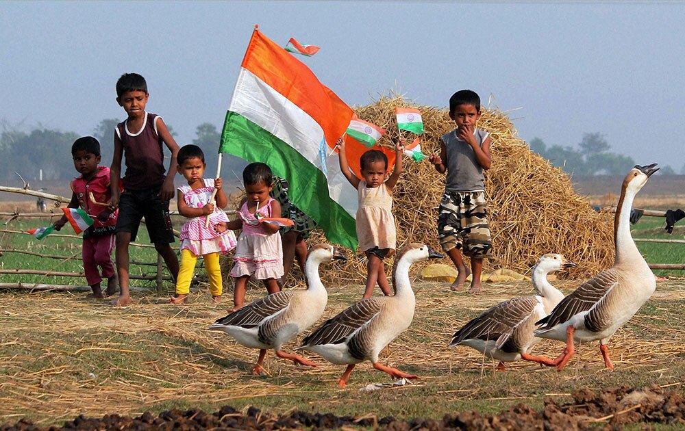 बंगालमधील दक्षिण दिनाजपूर गावात प्रजासत्ताक दिनाच्या आधी ध्वज घेऊन धावणारी शाळकरी मुलं
