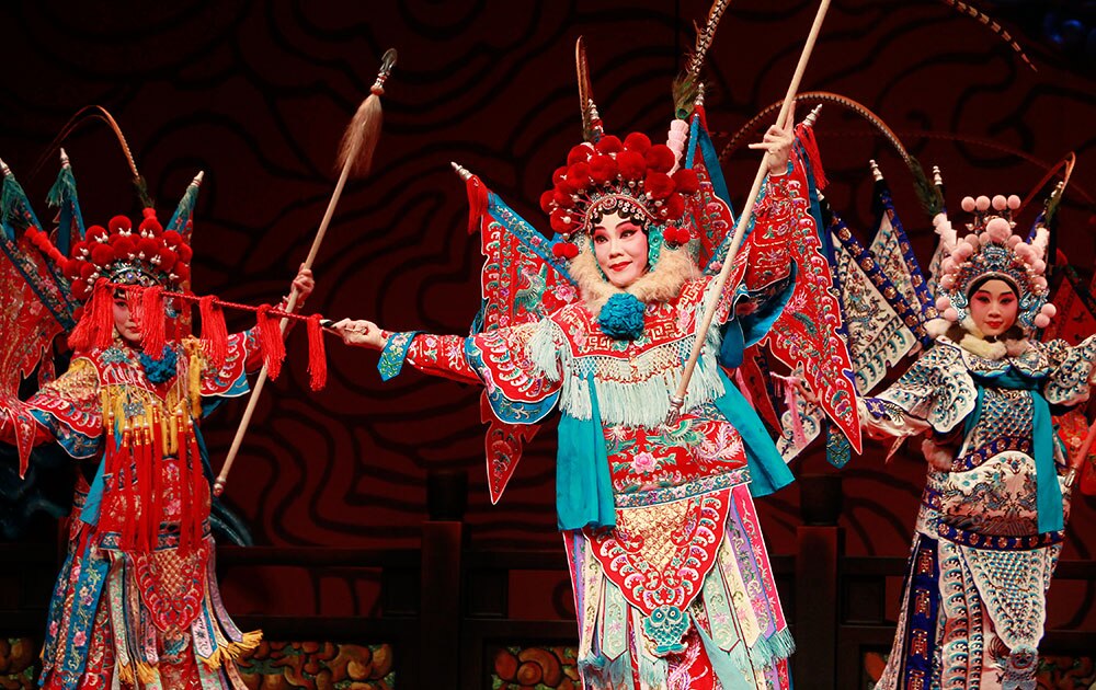 ताईपेई, तैवान येथे एका चीनी ऑपेरा कार्यक्रमात आपली कला सादर करणारे कलाकार
