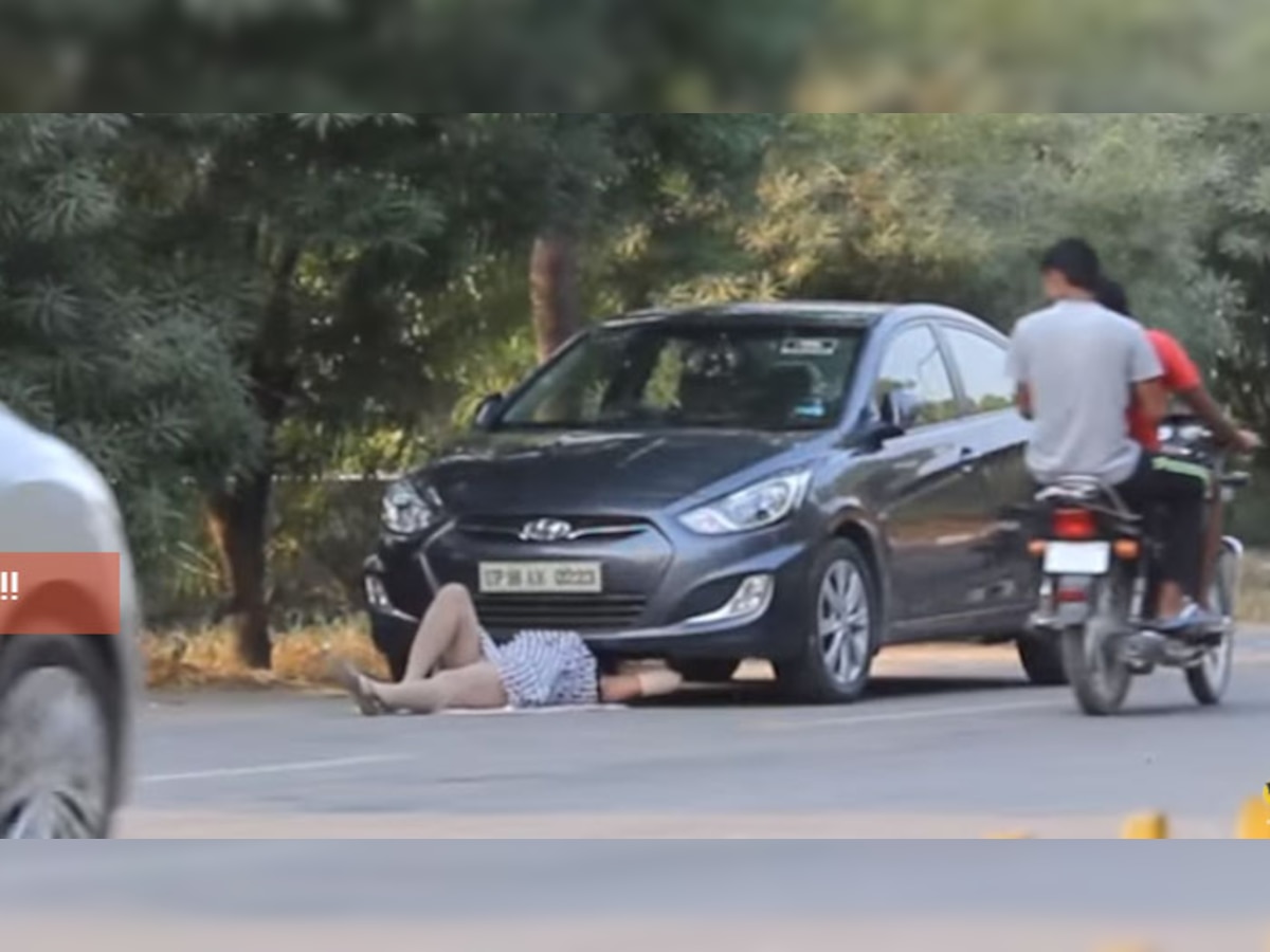एक सुंदर 'तरुणी'  रस्त्यावर कारच्या खाली! VIDEO पाहा पुढे काय झाले? title=