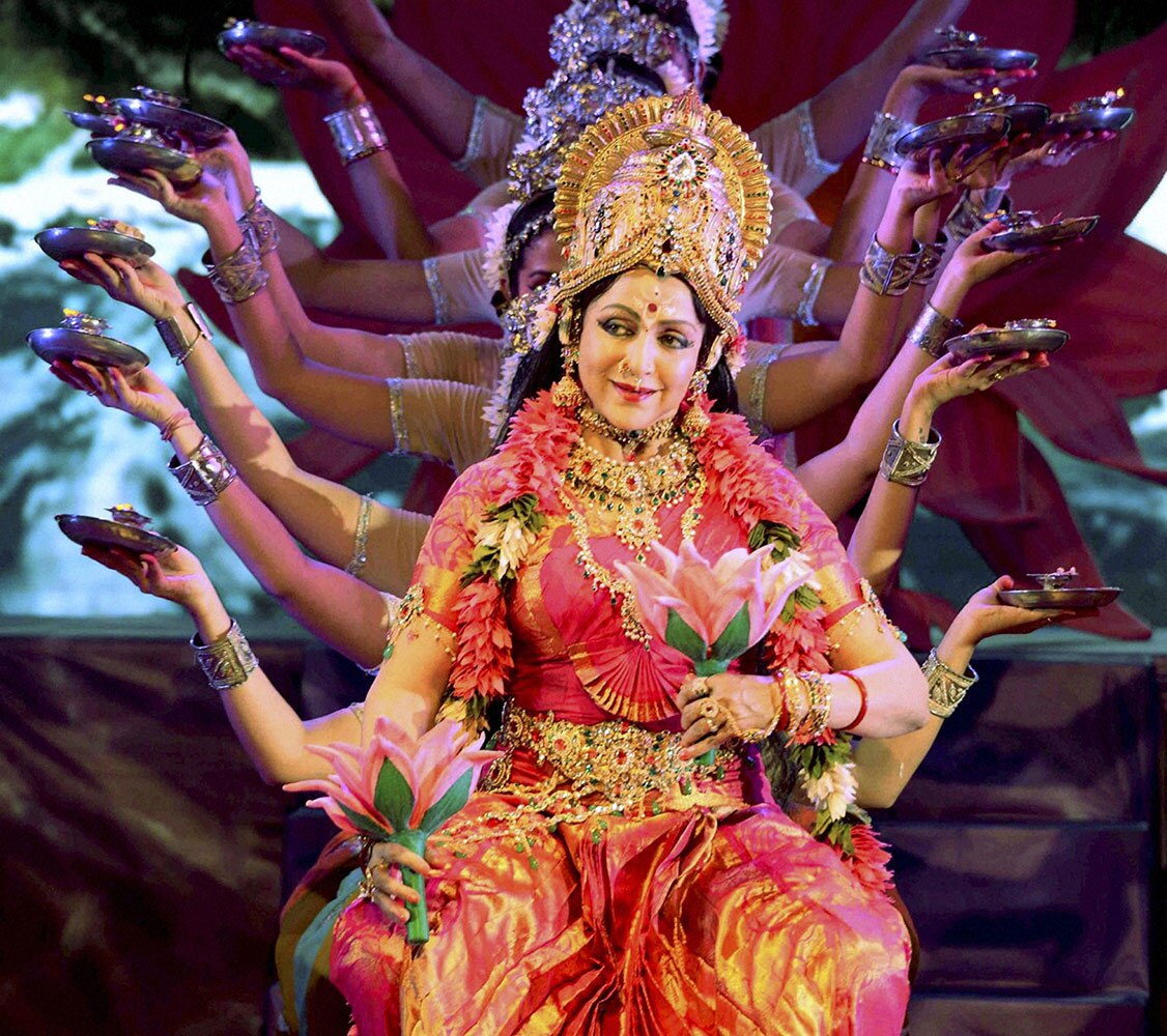 तिरुअनंतपुरम येथील निशागंधी फेस्टिव्हलदरम्यान नृत्य सादर करताना अभिनेत्री आणि भाजपा खासदार हेमामालिनी
