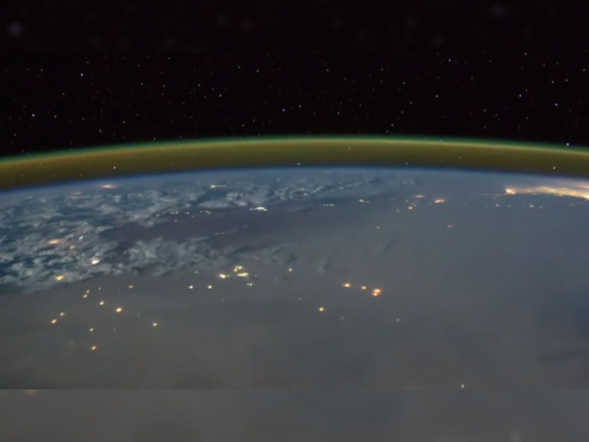 अंतराळातून कशी दिसते पृथ्वीवर कडाडणारी वीज, पाहा ३४ सेकंदाचा व्हिडिओ  title=