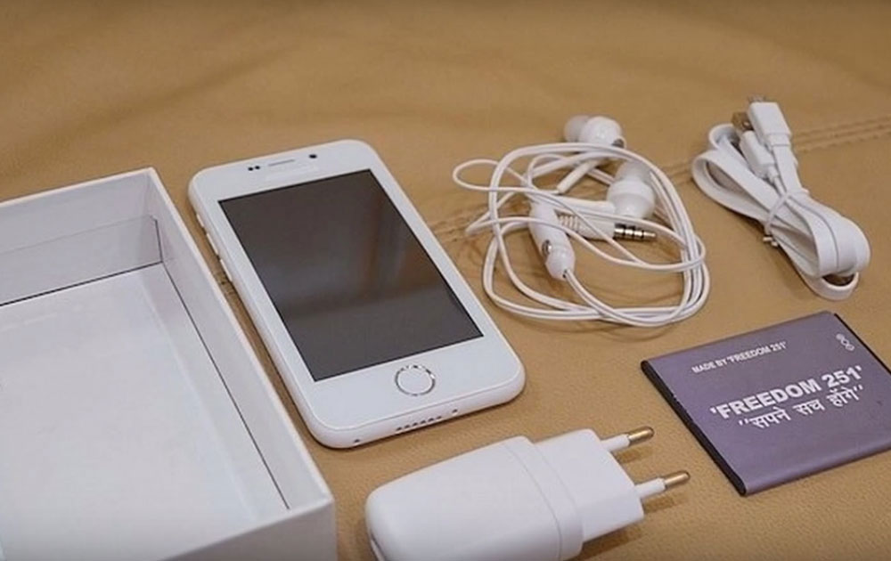 'फ्रीडम २५१' स्मार्टफोन बॉक्समध्ये बॅटरी, चार्जर आणि इयरफोन देण्यात आलेत. 

 
