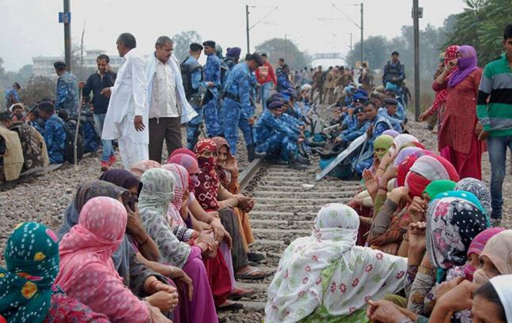 हरियाणात जाट आरक्षण आंदोलनाने उग्र रुप धारण केलेय. त्यामुळे येथे लष्कराला पाचारण करण्यात आलेय. शुक्रवारी हिंसक वळण लागले. रेल्वे रुळ महिलांनी असा रोखून धरला
