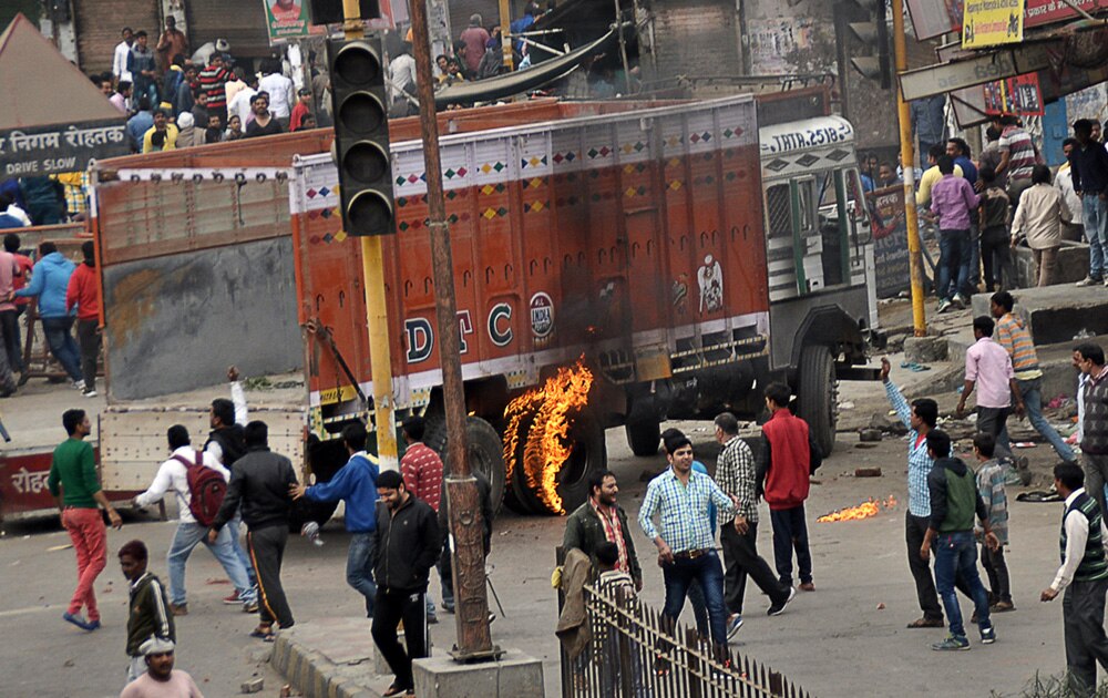 हरियाणात जाट आरक्षण आंदोलनाने उग्र रुप धारण केलेय. गाड्या पेटवून दिल्या आहेत.
