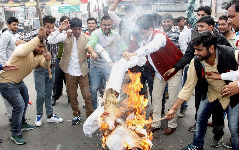 हरियाणात जाट आरक्षण आंदोलनाने उग्र रुप धारण केलेय.  ठिकठिकाणी जाळपोळ करण्यात येत आहे. गेल्या आठवडाभरापासून हरियाणात सुरू असलेल्या जाट आंदोलनाला शुक्रवारी हिंसक वळण लागले.  
