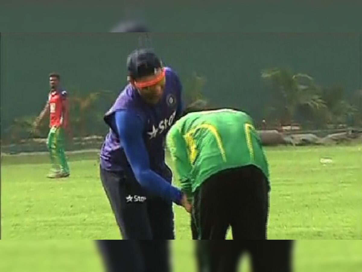 बांग्लादेशचा कर्णधार मुर्तजाने धरले युवराजचे पाय title=