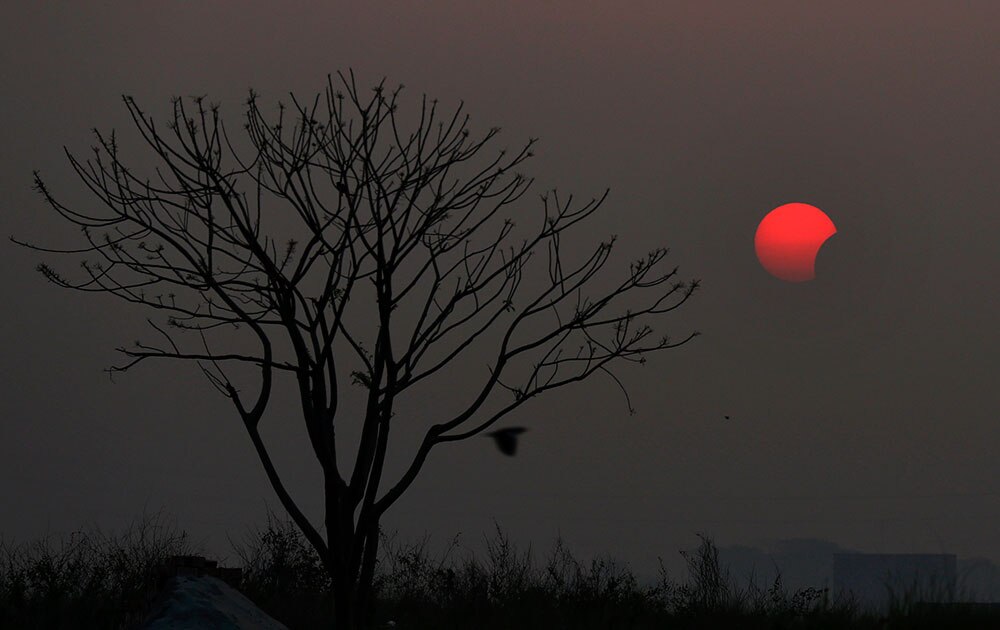 बांगलादेशच्या ढाकामध्ये सूर्यग्रहण
