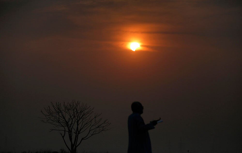 बांगलादेशमध्ये सूर्यग्रहण पाहताना
