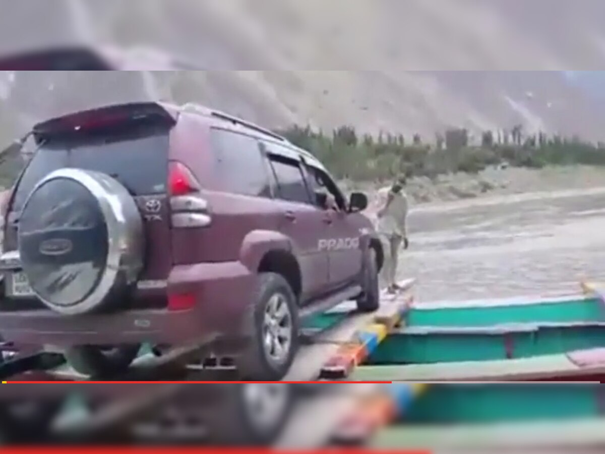 पाकिस्तानात होडीतून करोडो रुपयांच्या लक्झरी कारचा प्रवास, व्हिडिओ व्हायरल  title=