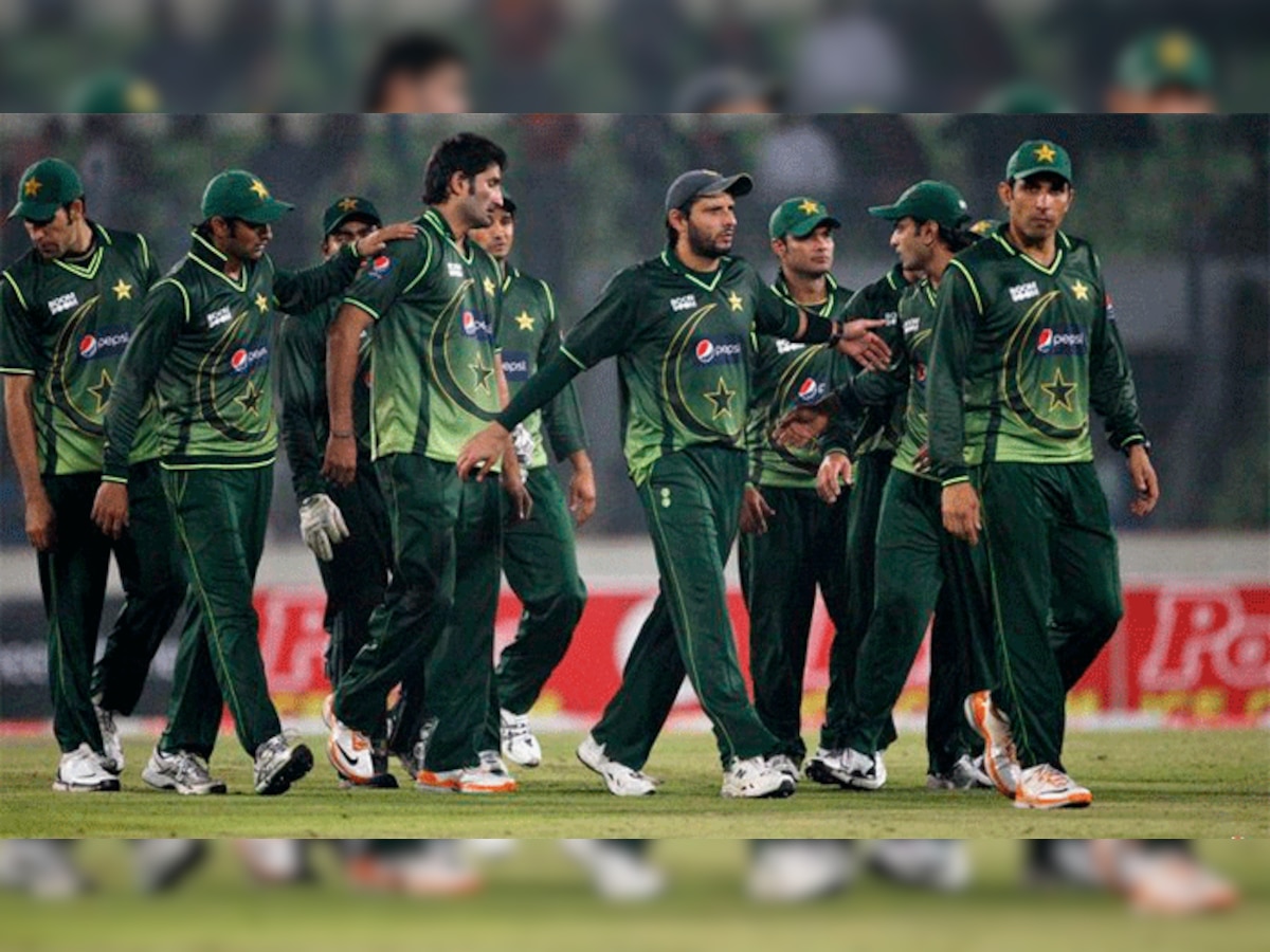 पाकिस्तानच्या टीम विरोधात पाकिस्तानात लागले  'शर्म करो'चे नारे title=