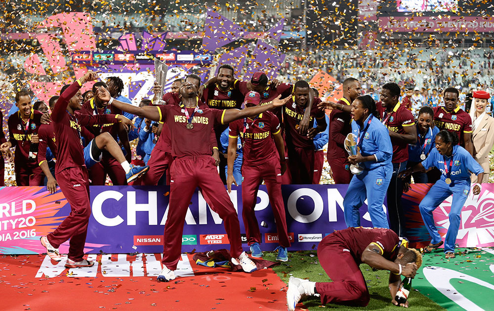 कोलकत्यात वेस्ट इंडीज आणि इंग्लड सामन्यात जल्लोष करताना विंडीज खेळाडू
