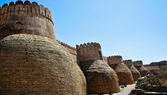 ५. कुंभलगड किल्ल्याच्या भिंती - राजस्थान 
चीनच्या ग्रेट वॉलबद्दल तर आपल्याला माहिती असतं. पण, राजस्थानच्या कुंभलगड किल्ल्याला असलेली ३६ किलोमीटरची भिंत ही जगातील दुसऱ्या क्रमांकाची सर्वात लांब भिंत आहे. या भिंतीत जवळपास ३०० मंदिरं आहेत. 

