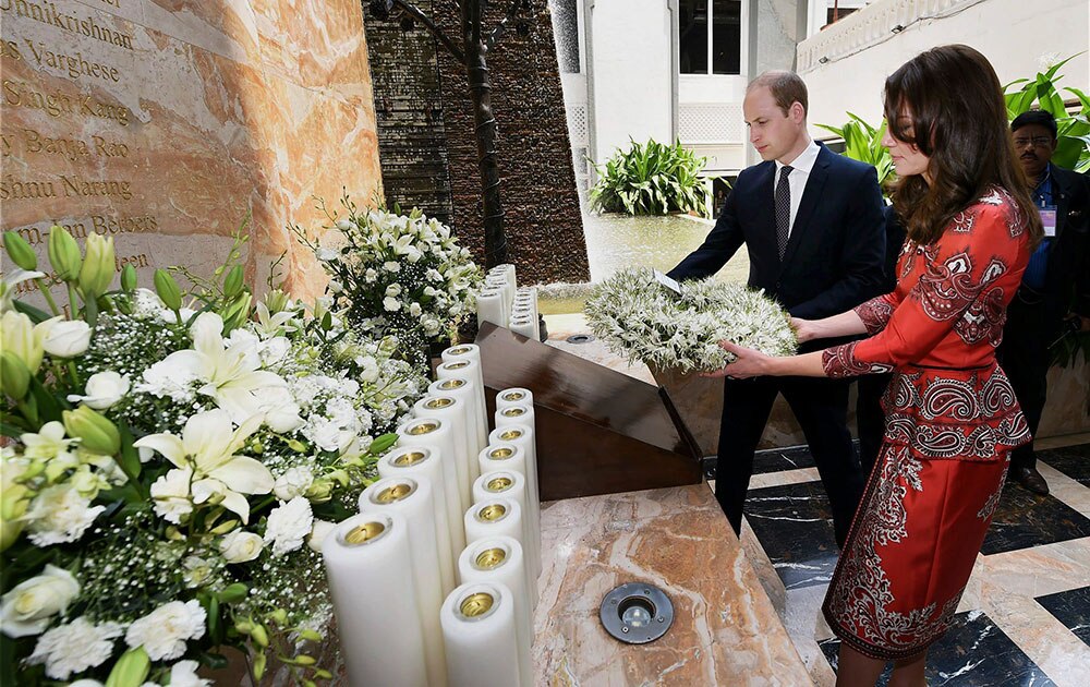 मुंबईच्या ताज महाल पॅलेस हॉटेल येथे प्रिन्स विल्यम्स आणि केट मिडल्टन

 

The Duke and Duchess of Cambridge, Prince William, and his wife, the former Kate Middleton lay a wreath on the martyrs memorial at the Taj Mahal Palace Hotel in Mumbai, India.
