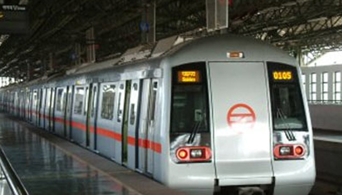 चेहऱ्यावरील स्कार्फ काढल्यावरच मेट्रोमध्ये 'एन्ट्री' चेहऱ्यावरील स्कार्फ काढल्यावरच मेट्रोमध्ये 'एन्ट्री'