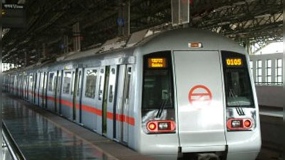 चेहऱ्यावरील स्कार्फ काढल्यावरच मेट्रोमध्ये 'एन्ट्री'