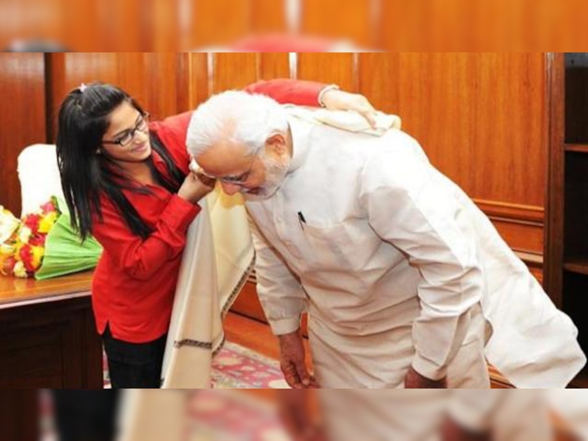 जेव्हा पंतप्रधान मोदी एका मुलीसमोर झुकतात... title=