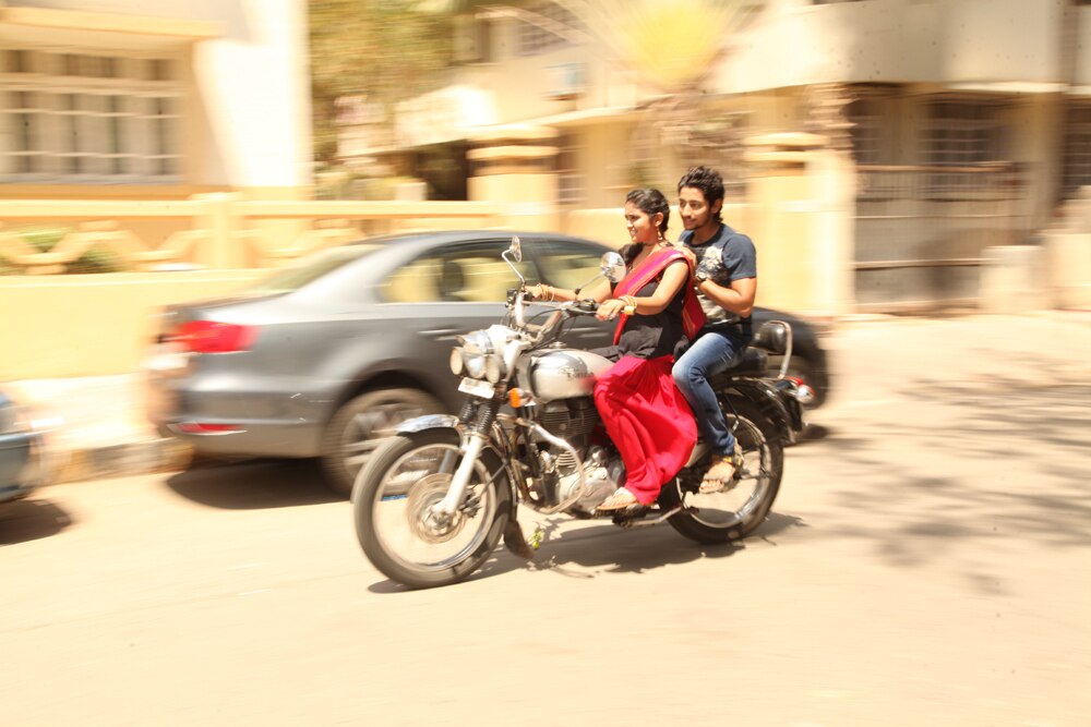 आर्ची आणि परशानं बुलेट राईडचाही आनंद घेतला... (छायाचित्रकार : प्रसाद नाईक)
