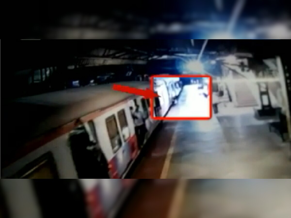व्हिडिओ : चालत्या ट्रेनमधून तरुणाला ढकलून आरोपी फरार title=