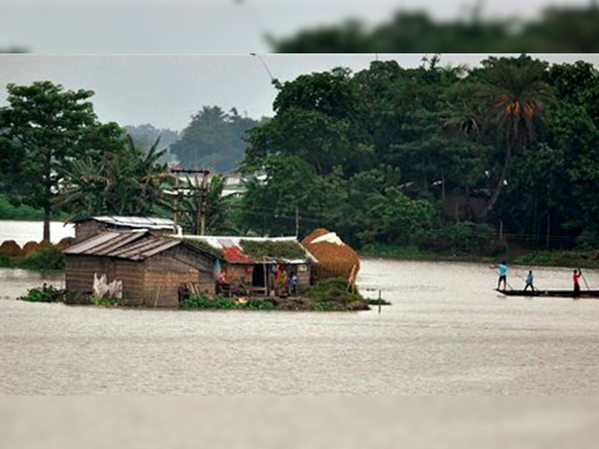 आसाममध्ये जोरदार पावसानंतर भूस्खलनाने १० ठार title=