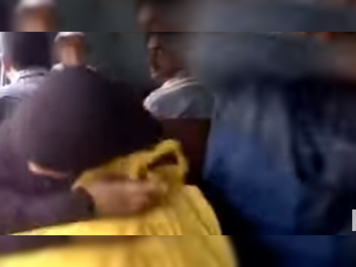 VIDEO : रेल्वेत खिडकीची जागा पकडली म्हणून पतीनं महिलेला केली मारहाण  title=