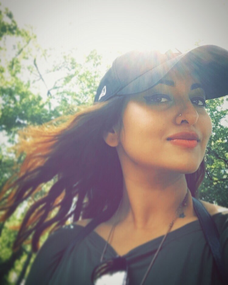 सोनाक्षी सिन्हा ‏@sonakshisinha :- Hello sunshine!!! #centralpark #nyc-twitter
