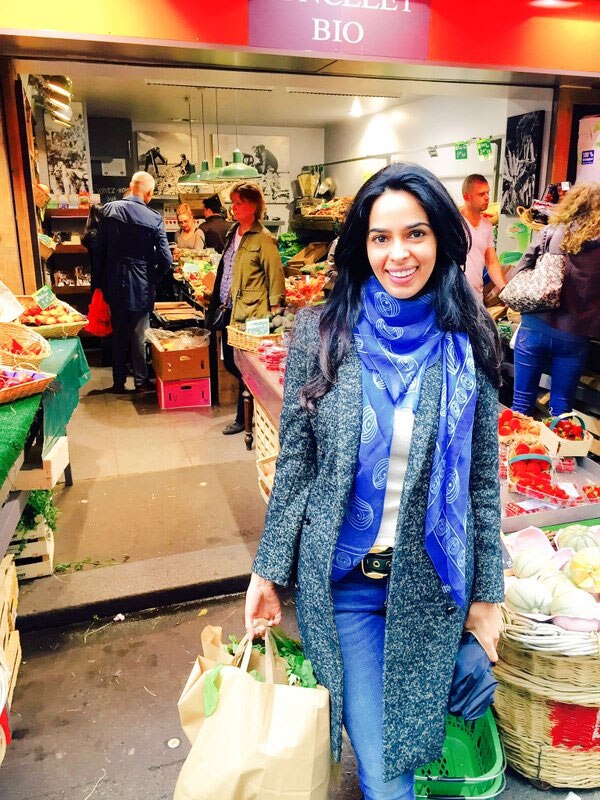 मल्लीका शेरावत: Grocery shopping at the farmers market, loving it :) #parisdiaries - Twitter@mallikasherawat
