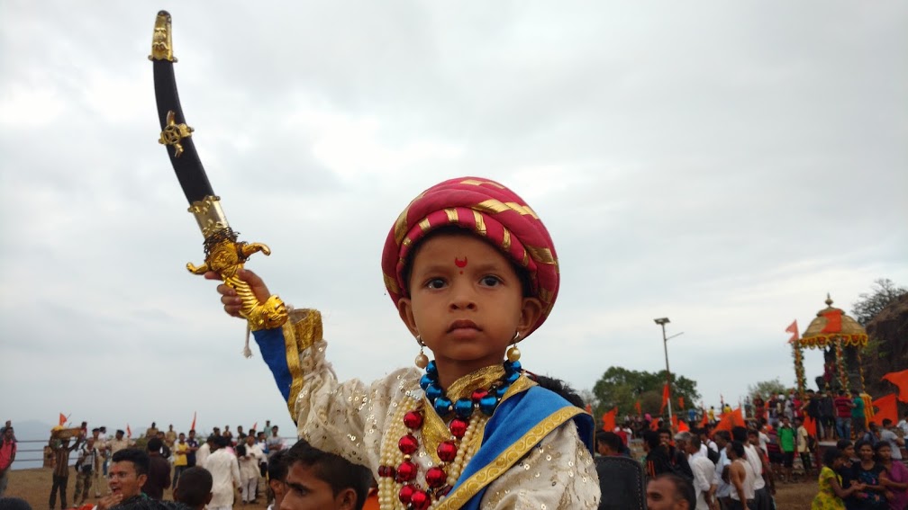 शिवरायांच्या वेशातला चिमुरडा
