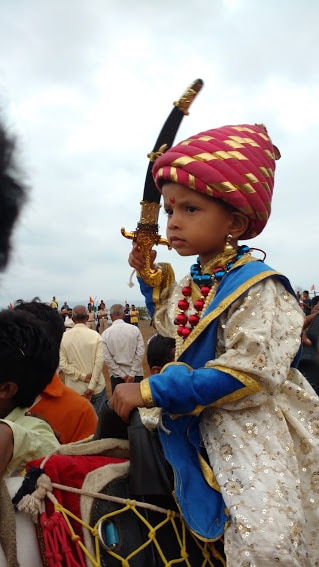 शिवरायांच्या वेशातला चिमुरडा (सौ. स्वप्नील घाडीगावकर)
