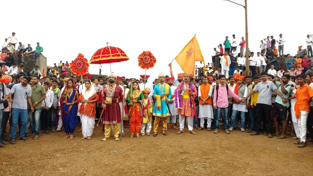 शिवरायांच्या कुटुंबातील सदस्यांच्या वेशभूषेतील मंडळी  (सौ. स्वप्नील घाडीगावकर)
