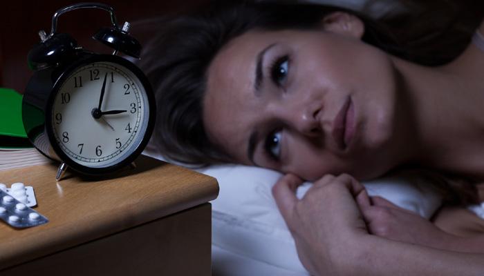 पुरेशी झोप न मिळणं...

पुरेशी झोप न मिळाल्यानं भुकेला उत्तेजित करणारं ग्रेलिन नावाचं हार्मोन तुमच्या शरीरात तयार होतं. त्यामुळे, तुमच्या पोटावर नक्कीच परिणाम जाणवेल. 
