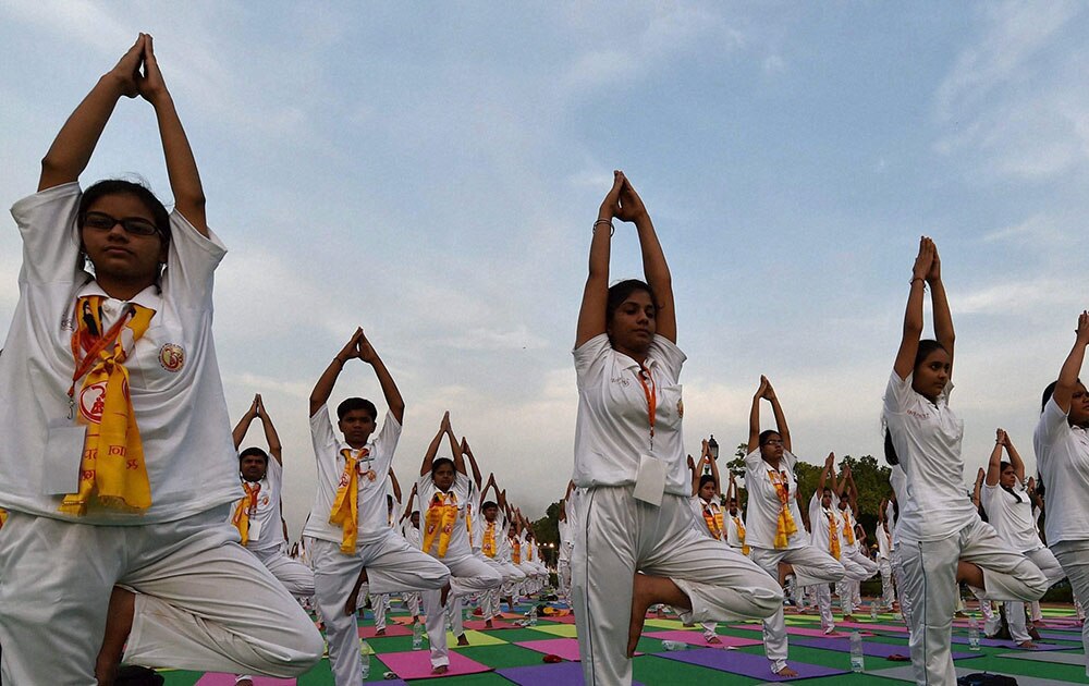 नवी दिल्ली येथे राजपथावर आंतरराष्ट्रीय योग दिवसानिमित्त योग करताना नागरिक
