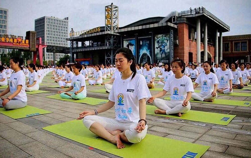  #IDY2016 @ANI_news  #YogaDay #twitter चीनमध्ये वुशी येथे आंतरराष्ट्रीय योग दिवसानिमित्त योग करताना एकूण ३५०० जण एकत्र योग करताना
