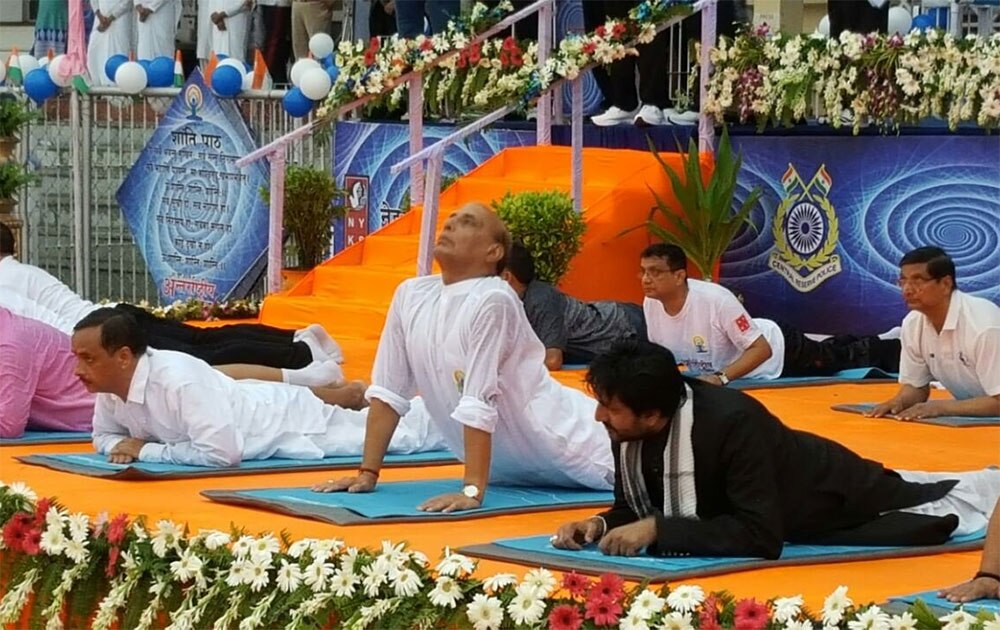 ANI UP ‏@ANINewsUP  :- HM Rajnath Singh and Shia cleric Maulana Yasoob Abbas do Yoga in Lucknow on #YogaDay -twitter
