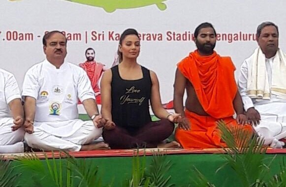 @ANI_news  #YogaDay #twitter

बंगळूर येथे आंतरराष्ट्रीय योग दिवसानिमित्त योग करताना कर्नाटकचे मुख्यमंत्री सिद्धरामय्या, केंद्रीय मंत्री अनंत कुमार आणि अभिनेत्री बिपाशा बसू
