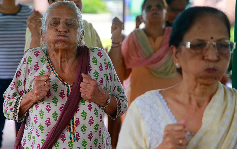 Elderly women practice yoga at a park on International Yoga Day in Mumbai.

 #IDY2016 @ANI_news  #YogaDay #twitter मुंबई येथे आंतरराष्ट्रीय योग दिवसानिमित्त योग करताना पंतप्रधान वरीष्ठ नागरिक
