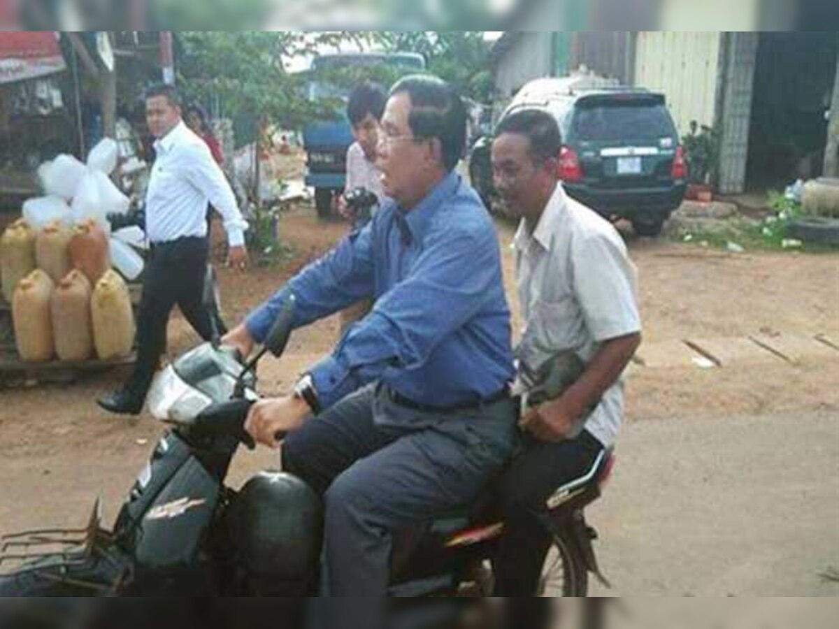 कंबोडियाच्या पंतप्रधानांना बिना हेल्मेट बाईक चालविल्याने दंड title=