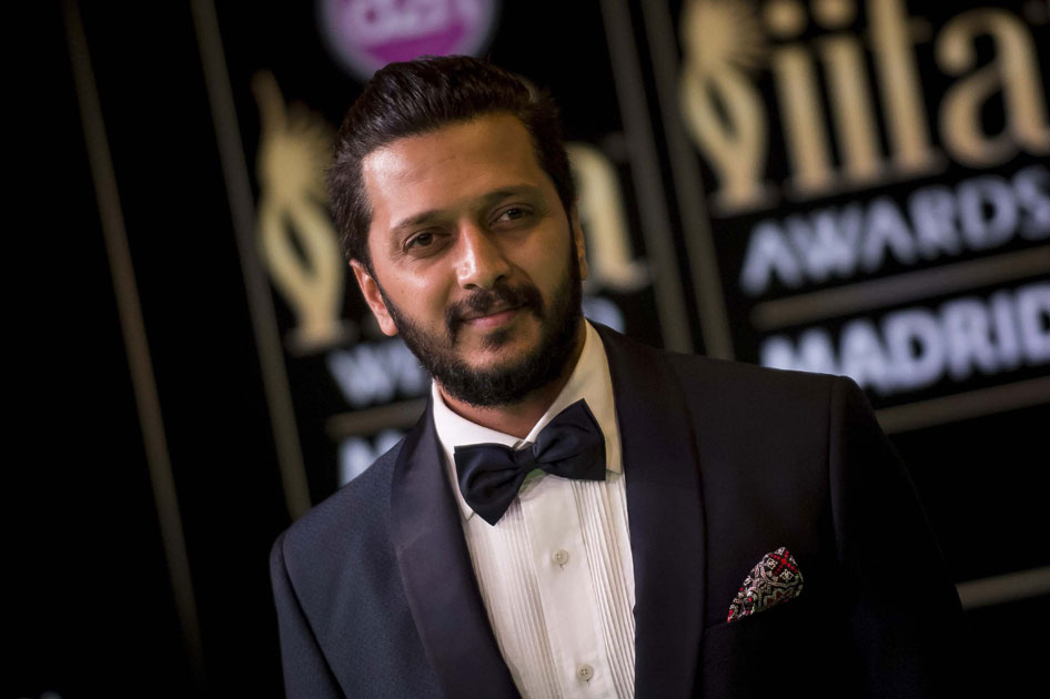  Riteish Deshmukh poses for photographers