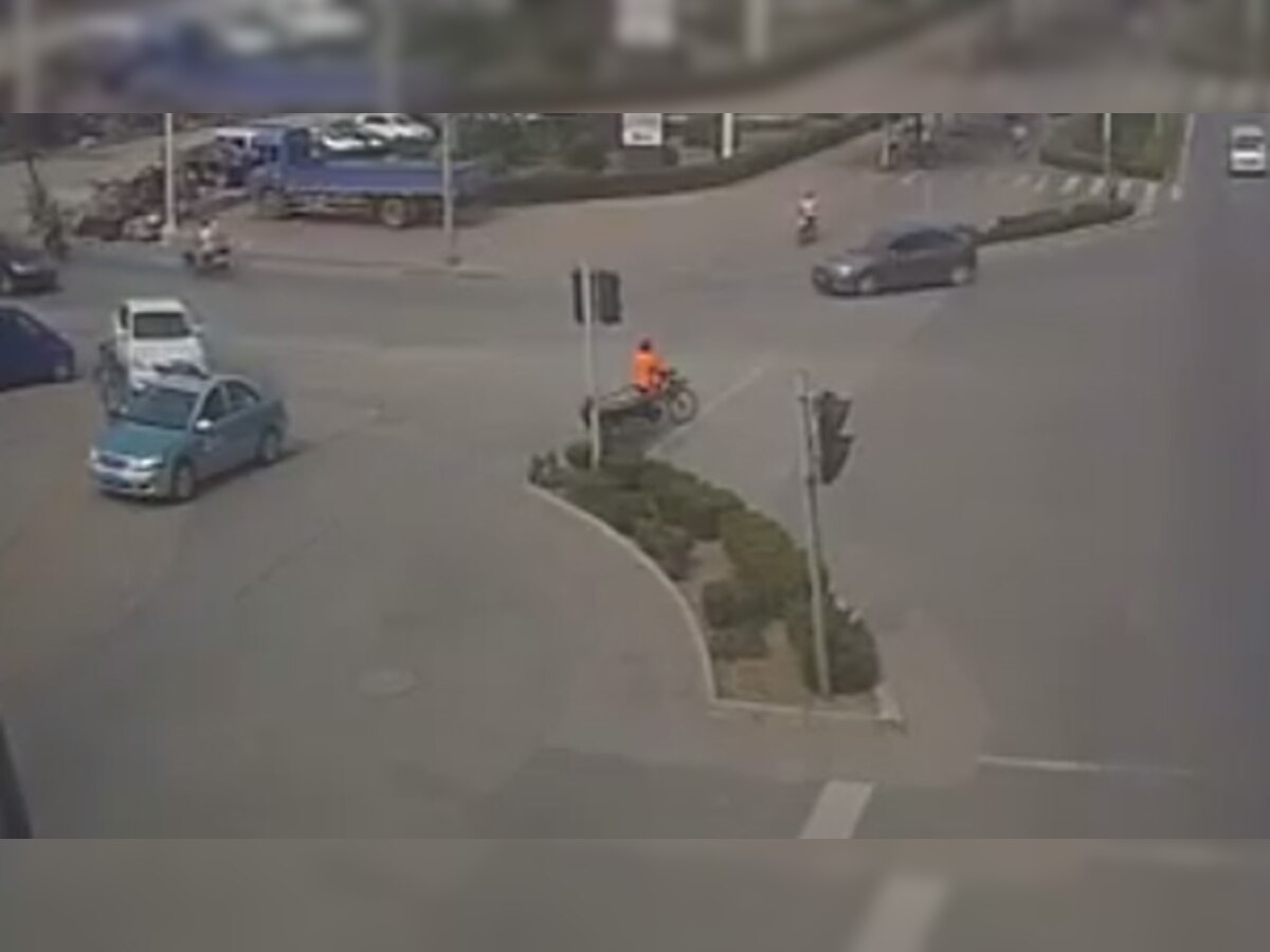 VIDEO : रस्त्यावर बाचाबाची... आणि मग अंगाचा थरकाप उडवणारी घटना! title=