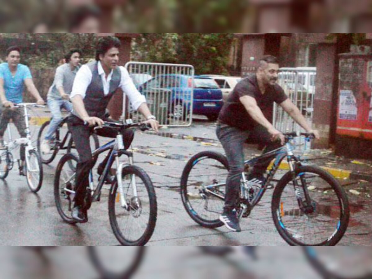 ...जेव्हा मुंबईच्या रस्त्यांवर सायकल सवारीवर निघाले तीन खान्स! title=