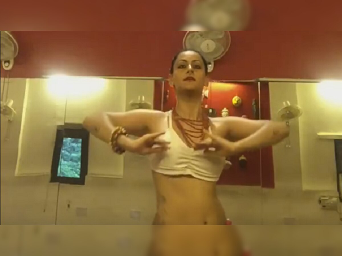 VIDEO : हा बेली डान्स तुम्हाला मंत्रमुग्ध करून टाकेल title=
